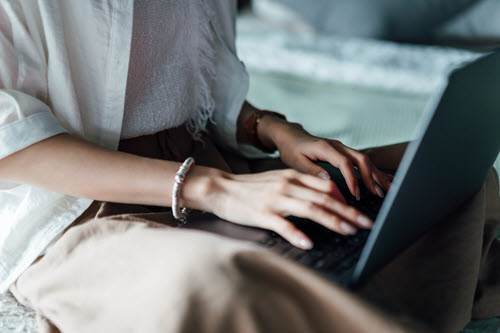 Una persona utilizando una laptop